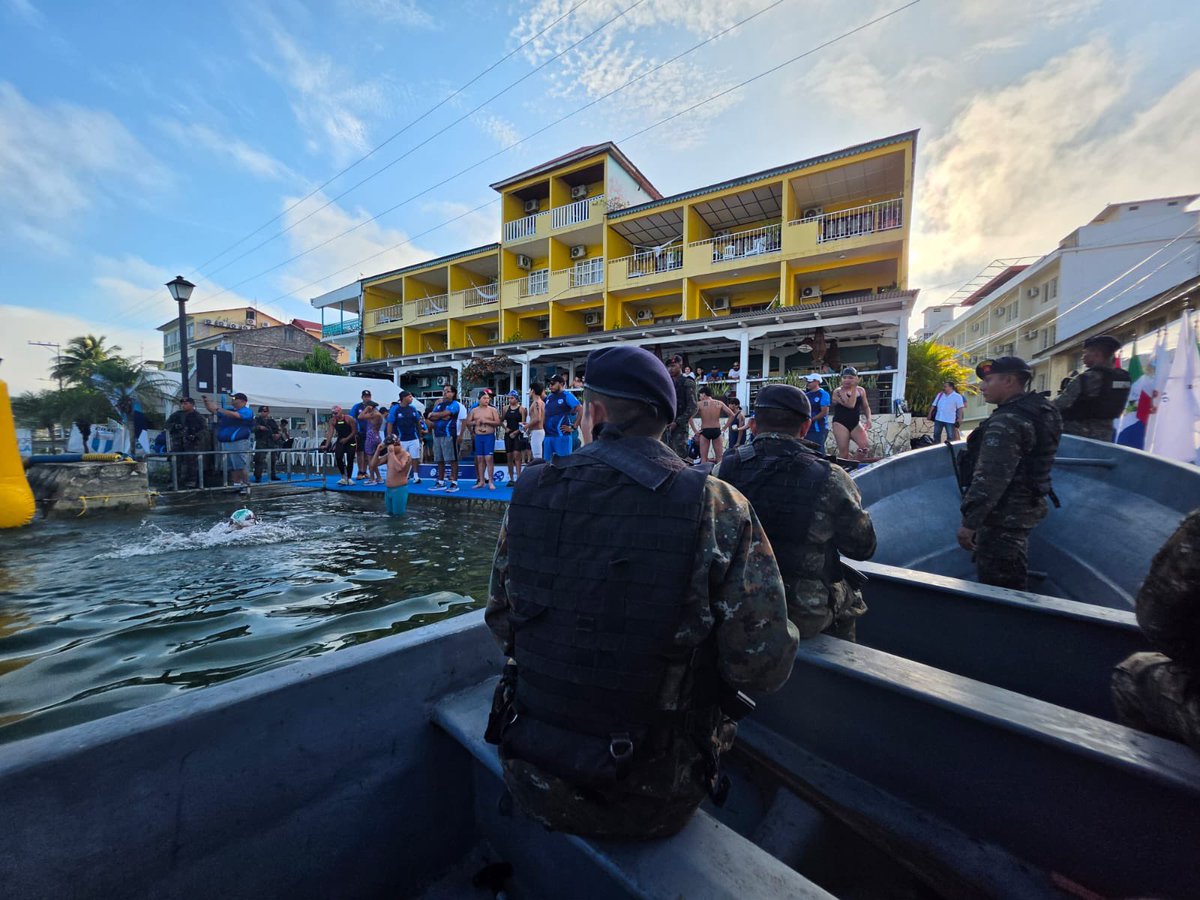 Ejercito_GT's tweet photo. Apoyando el deporte nacional ⚓🇬🇹

La Brigada de Infantería de Marina brindó apoyo en seguridad marítima y resguardo de los atletas que participan en los Juegos Deportivos Nacionales de Aguas Abiertas, organizados por la Federación Nacional de Natación y Clavados, en el Lago Petén Itzá.

Con el objetivo de salvaguardar la vida de los guatemaltecos y brindar condiciones seguras para el desarrollo de esta actividad deportiva.

#EjércitoGT
#EstamosCumpliendo