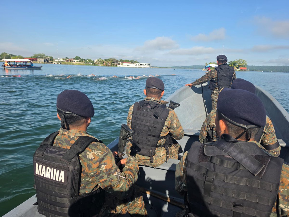 Ejercito_GT's tweet photo. Apoyando el deporte nacional ⚓🇬🇹

La Brigada de Infantería de Marina brindó apoyo en seguridad marítima y resguardo de los atletas que participan en los Juegos Deportivos Nacionales de Aguas Abiertas, organizados por la Federación Nacional de Natación y Clavados, en el Lago Petén Itzá.

Con el objetivo de salvaguardar la vida de los guatemaltecos y brindar condiciones seguras para el desarrollo de esta actividad deportiva.

#EjércitoGT
#EstamosCumpliendo