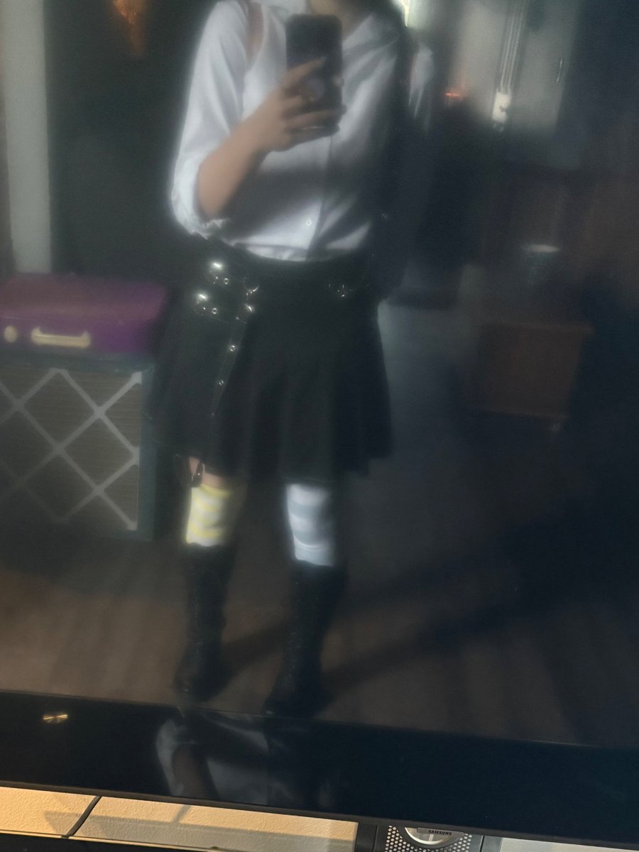 AwfulOddities's tweet photo. Tv picture of my Ena outfit https://t.co/YIAJ1aqsw6