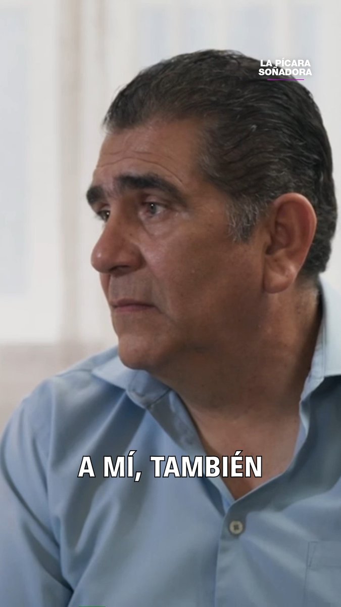 A man in a light blue shirt looks off-camera with a serious, somber expression. Text reads "A MÍ, TAMBIÉN" at the bottom and "LA PÍCARA SOÑADORA" in the top right corner, aligning with the post about characters confronting difficult truths in the series.