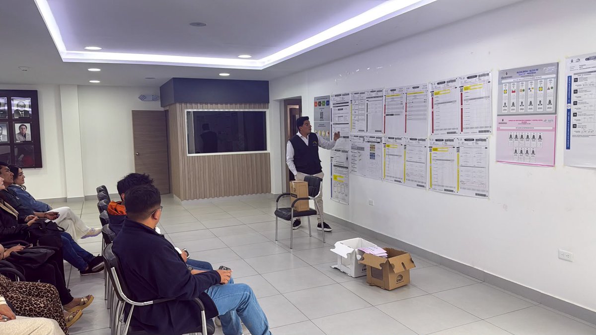 CNE_Cotopaxi's tweet photo. 🗳️   | ¡Nos preparamos para las #Elecciones2027Ec!

Ciudadanas y ciudadanos seleccionados como #MJRV continúan su preparación en los puntos de #CapacitaciónMJRV habilitados en los 7 cantones de #Cotopaxi.  🙋🏽‍♀️   🙋🏽‍♂️

#Elecciones2027Ec
#ElecciónCPCCS2027   🇪🇨 https://t.co/c1MDQJczXa