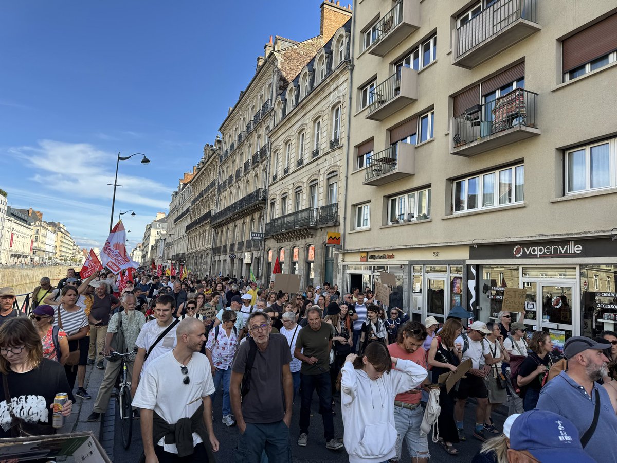 StevenTual_off's tweet photo. #Climat 🌡️🥵 Sous un ciel couleur « bleu été 2026 » je participais aujourd’hui à la marche pour le climat à Rennes.
#Bretagne https://t.co/SgBYjreOdj