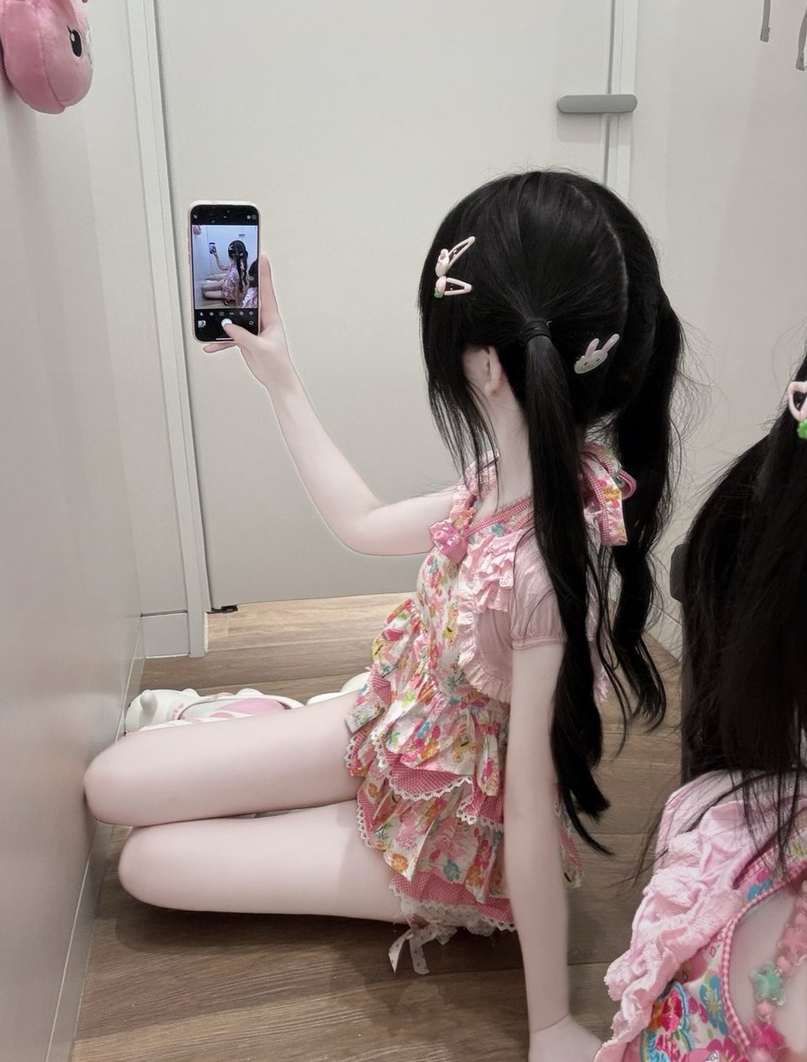 nancy53tj1's tweet photo. 中秋学校放假，我放飞自我～

有人想锐评一下我艺术生的福嘛 🥹   

粉粉嫩嫩……

不要🚪赶紧看，我要删了… https://t.co/MQ01YQB3SV