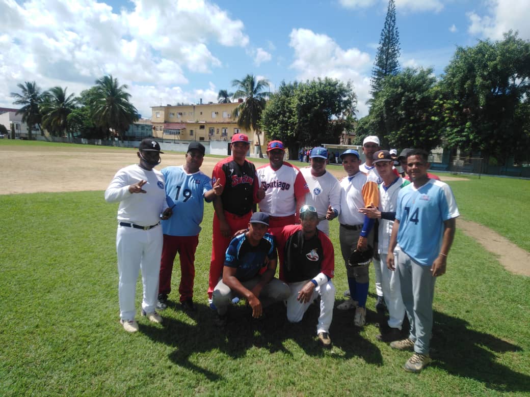 HeroesdeAzulCub's tweet photo. ¡Victoria Azul! 📷📷 En el juego inaugural de la Copa de Softbol del MININT 2 de Diciembre, nuestro equipo arrasó 19x0 sobre la DGCII. 📷📷 Los #HéroesDeAzul vamos x más. 📷📷 #SoftbolMININT #VictoriaAzul #VamosXMas https://t.co/1dvXSH9VrU