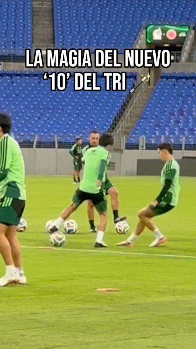 Soccer players in green training kits practice on a field in an empty stadium, with text overlay reading "LA MAGIA DEL NUEVO '10' DEL TRI" highlighting Gil Mora's new role as the Mexican National Team's number 10.