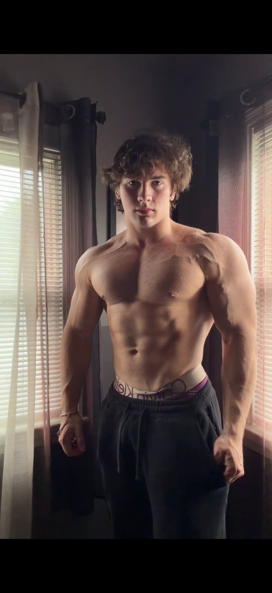 PaulJacksonFit's tweet photo. Natural lighting #bodybuilding #viral #fitness https://t.co/Y1DawDDBuU