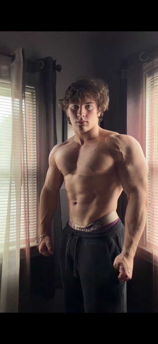 PaulJacksonFit's tweet photo. Natural lighting #bodybuilding #viral #fitness https://t.co/Y1DawDDBuU