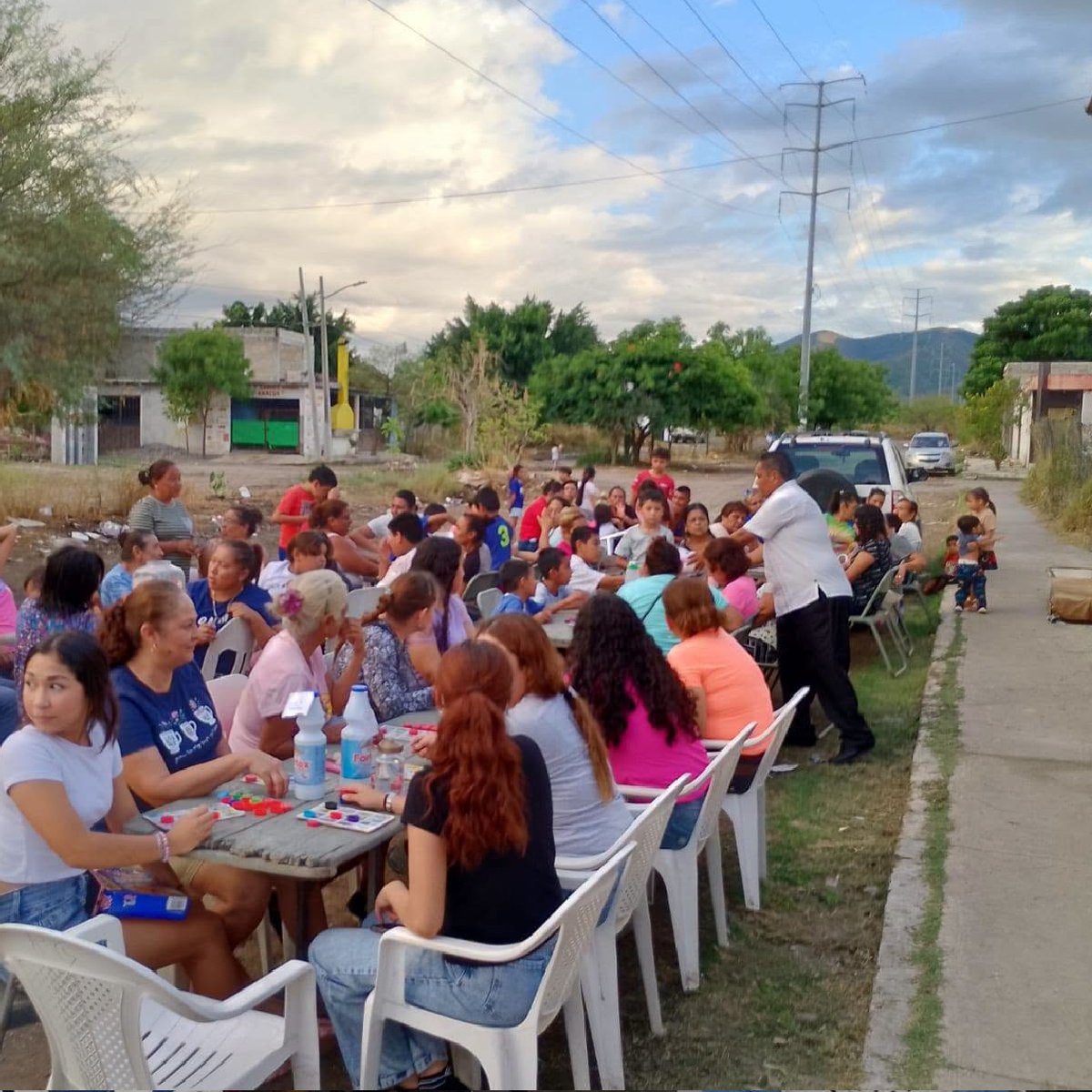 SindicalEl's tweet photo. 🗣️🏘️El valor de los amigos antes que los números: la forma de hacer política de Marte Alejandro
#MarteAlejandro #CiudadVictoria #VictoriaTamaulipas #Tamaulipas #Vecinos #Cercanía
https://t.co/w1oIQ2RXCE https://t.co/J1swZyPTqP
