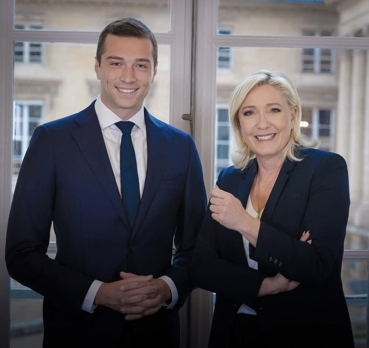 cliomuse77's tweet photo. Pour emmerder les socialobobolfistescentromacrochiasses 🤮💩 :
je jubile de penser à leur gueule de détérrés en voyant la parfaite entente existant au sein de notre future équipe gouvernementale💙🤍🤎🇨🇵 https://t.co/razoj5ao16