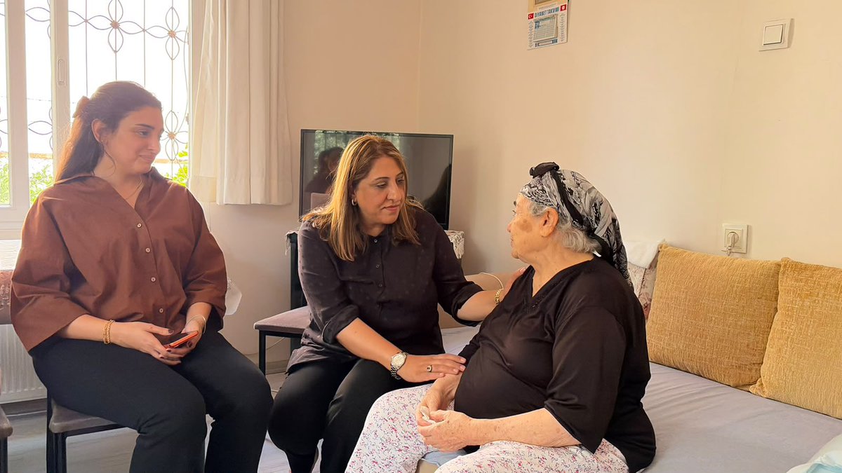 Hulya_Ekin33's tweet photo. 📍 Yenişehir

📌 Üye Ziyareti

İl Yönetim Kurulu Üyelerimiz, Yenişehir İlçe Kadın Kolları Başkanımız Helin Gezgin ve İlçe Yönetim Kurulu Üyelerimizle birlikte Tahila Abacı teyzemiz ve Duran Abacı amcamızı hanelerinde ziyaret ettik.

Ziyaretimizde Cumhurbaşkanımız Sayın Recep Tayyip Erdoğan’ın selam ve muhabbetlerini ileterek samimi bir hasbihalde bulunduk; talep, görüş ve önerilerini dinledik.

Duran amcamızın kendi kaleme aldığı “Çokum Bilik” isimli kitabını bizlere takdim etmesinden de ayrıca memnuniyet duyduk. Kendisine kıymetli eseri için teşekkür ediyoruz.