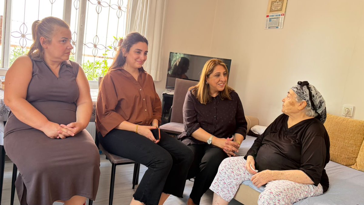 Hulya_Ekin33's tweet photo. 📍 Yenişehir

📌 Üye Ziyareti

İl Yönetim Kurulu Üyelerimiz, Yenişehir İlçe Kadın Kolları Başkanımız Helin Gezgin ve İlçe Yönetim Kurulu Üyelerimizle birlikte Tahila Abacı teyzemiz ve Duran Abacı amcamızı hanelerinde ziyaret ettik.

Ziyaretimizde Cumhurbaşkanımız Sayın Recep Tayyip Erdoğan’ın selam ve muhabbetlerini ileterek samimi bir hasbihalde bulunduk; talep, görüş ve önerilerini dinledik.

Duran amcamızın kendi kaleme aldığı “Çokum Bilik” isimli kitabını bizlere takdim etmesinden de ayrıca memnuniyet duyduk. Kendisine kıymetli eseri için teşekkür ediyoruz.