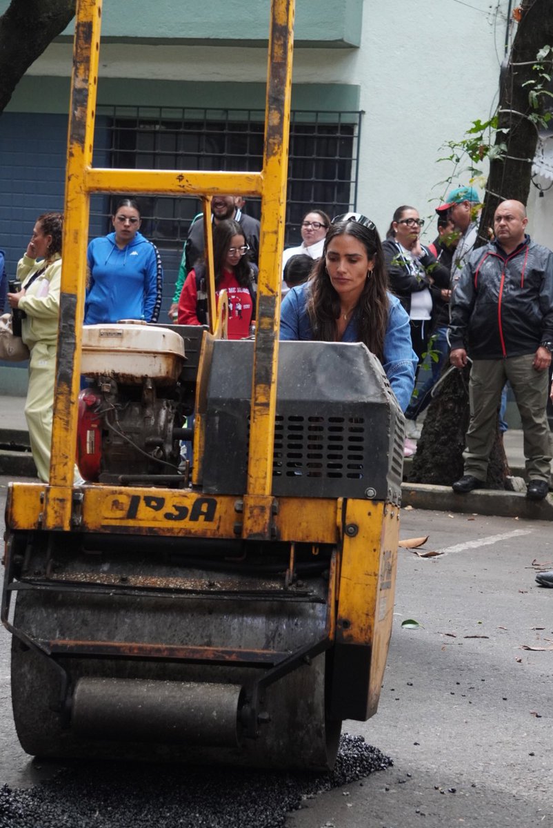 AlessandraRdlv's tweet photo. Limpia Cuauhtémoc en la colonia Roma Sur, +300 trabajadores de la alcaldía salimos a dejarles bonitas sus calles, banquetas, árboles y a llevarnos de tarea lo que no se puede resolver en el momento. 

Eso hacemos en Cuauhtémoc, recuperar cada calle y cada colonia de esta hermosa alcaldía. ❤️‍🔥