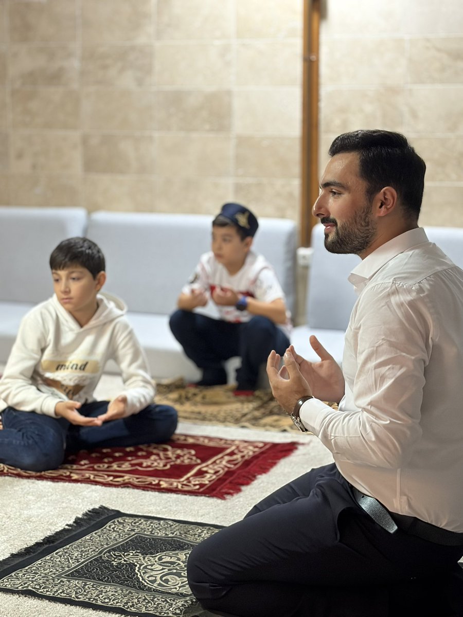 EyupsultanTUGVA's tweet photo. Gönülden gönüle kurulan köprülerle muhabbetimiz bir kez daha derinleşti. 💚

Bir lokmada paylaşmayı, bir cümlede anlamayı ve bir tebessümde kardeşliği bulduk. 🫂

📍TÜGVA Eyüpsultan Mücahit Tayfa

#EyüpsultanınGençMuhafızları https://t.co/BemZ4HqHhr
