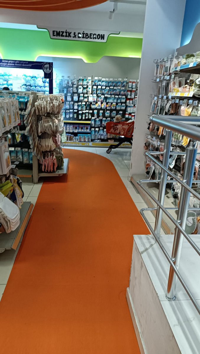 KopekTehlikesi's tweet photo. Takipçimiz:

"Bu fotoğrafı Atakum E-Bebek şubesinde çektim. Bebek alışverişi için kullanılan arabalarda köpek gezdiriyorlar. Personeli uyardığımda, 'Her sabah arabalar dezenfekte ediliyor' diye cevap verdiler. Kendilerine, 'Peki bu müşteriden sonra birçok kişi dezenfekte edilmemiş bu arabayı kullanacak, bunun ne kadar sakıncalı olduğunu biliyor musunuz?' dediğimde ise 'Yapacak bir şey yok' şeklinde lakayt bir yanıt aldım."
@ebebek