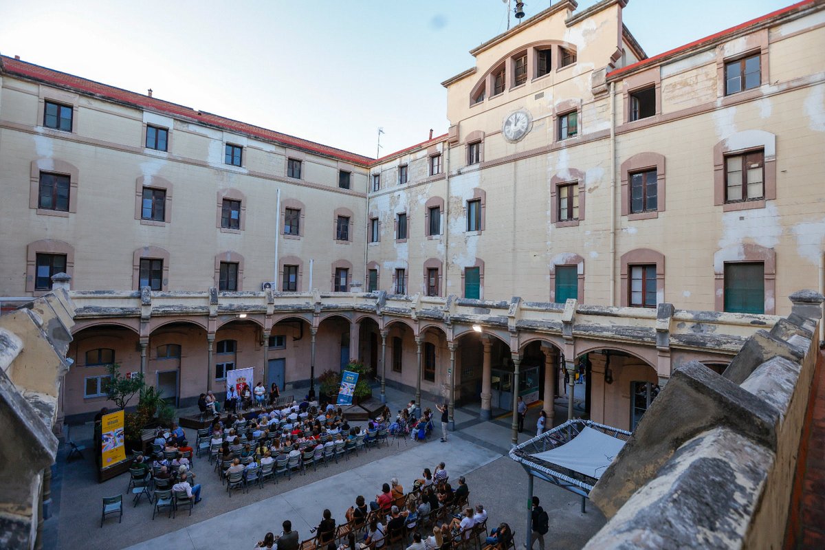 OrtinNuria's tweet photo. No és només presentar "Mira'm", és compartir històries i taula rodona amb persones excepcionals. Gràcies mercedaris i @EditorialClaret pel vostre "sí", gràcies a cada un dels 22 testimonis que ho heu fet possible 📚i gràcies a tots els qui vau assistir a l'acte de la Model https://t.co/6CYGPR21mT