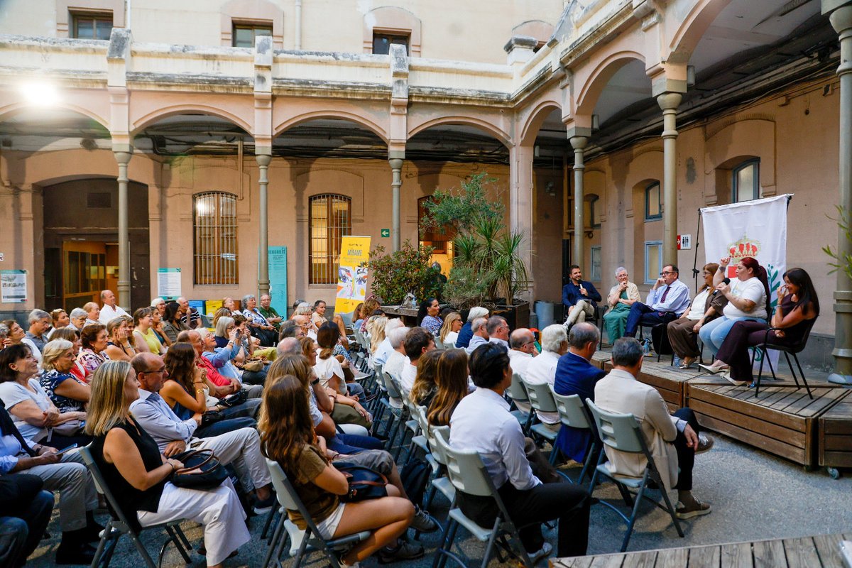 OrtinNuria's tweet photo. No és només presentar "Mira'm", és compartir històries i taula rodona amb persones excepcionals. Gràcies mercedaris i @EditorialClaret pel vostre "sí", gràcies a cada un dels 22 testimonis que ho heu fet possible 📚i gràcies a tots els qui vau assistir a l'acte de la Model https://t.co/6CYGPR21mT