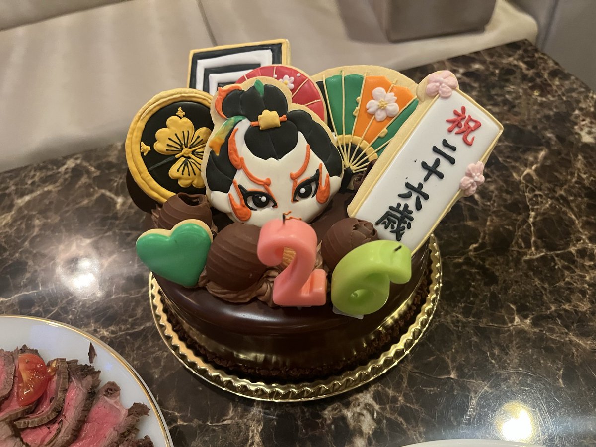 Chu_xux's tweet photo. 無事に26歳を迎えました💕

めちゃ可愛いケーキをもらった〜
歌舞伎と、私の推しの壱太郎丈をイメージしてくれたらしい🤭
色々混ざってる気もするけど、超可愛い😭💕笑 https://t.co/AodshuVWu5