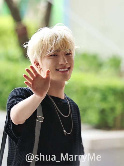 channieluuvr's tweet photo. dino.. there’s still time.. hear my prayers and dye your hair for the macau concert https://t.co/SouuvmoLUQ