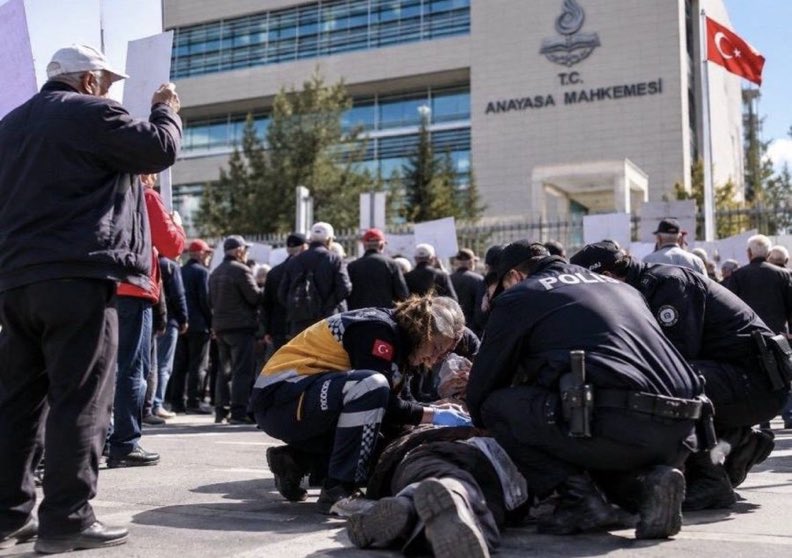 SolMedyaHaber58's tweet photo. Timur Soykan: 

"Açgözlü hırsızların fonlarla 20 milyar dolarlık vurgun yaptığı ülkede bir emekli, Anayasa Mahkemesi önündeki eylemde intihar etti. Elindeki pankartta ‘Para için değil onurumuz için’ yazıyordu." https://t.co/mup9rThdp9