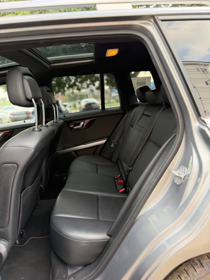 AutosShift's tweet photo. ☀️ *2011 GLK350 4MATIC:MERCEDES BENZ☀️* 
➖ *EXTREMELY MINT FOREIGN USED* 
 💥💥💥💥💥💥
🔘 *PRICE N15.9M* 
🌎 *LOCATION ABUJA* 
🔲 *GENUINE PARERS* 
⬛ *PANORAMIC ROOF, REVERSE CAMERA, BLUETOOTH AUDIO PLAYER, REAR AC VENT, POWER BOOT AND ETC* https://t.co/hjgCV37toe