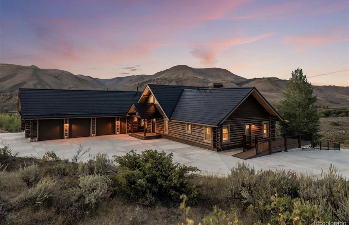 themountainmove's tweet photo. Weekend dreaming time. 

This Colorado ranch sits right on the continental divide and is less than 2hrs from Denver. 

• 1,458 acres hunting & fishing ranch in Middle Park. 
• 5bed/4bath, 6,708 sq ft main lodge + a small hunting lodge. 
• Colorado River frontage + endless game (elk, mule deer, black bear) for hunting. 

Short drive to Rocky Mountian National Park, Winter Park Resort, Steamboat Springs, and Grand Lake. 

You would never run out of things to do here. 

Asking price: $15m

This place is special. Keep working hard!