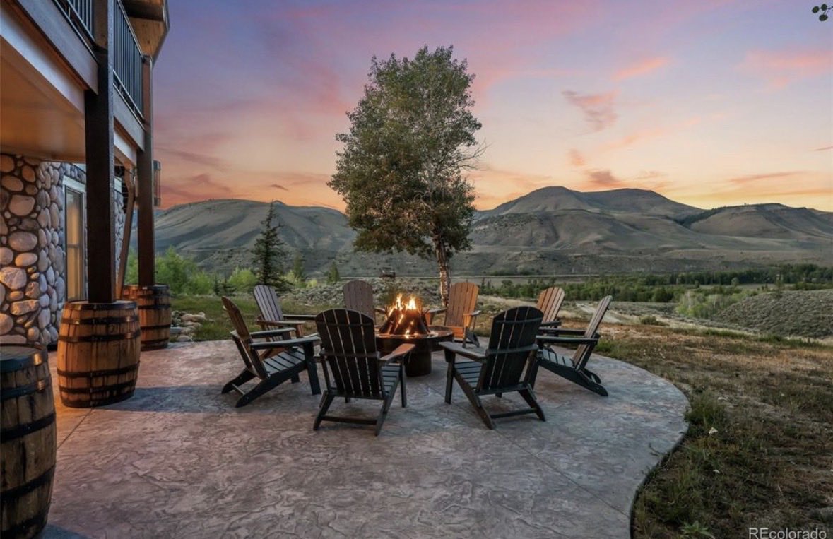 themountainmove's tweet photo. Weekend dreaming time. 

This Colorado ranch sits right on the continental divide and is less than 2hrs from Denver. 

• 1,458 acres hunting & fishing ranch in Middle Park. 
• 5bed/4bath, 6,708 sq ft main lodge + a small hunting lodge. 
• Colorado River frontage + endless game (elk, mule deer, black bear) for hunting. 

Short drive to Rocky Mountian National Park, Winter Park Resort, Steamboat Springs, and Grand Lake. 

You would never run out of things to do here. 

Asking price: $15m

This place is special. Keep working hard!