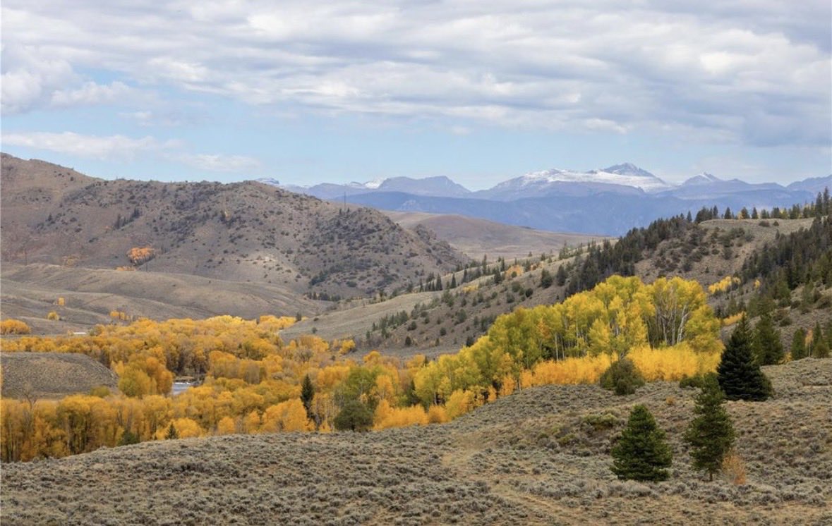 themountainmove's tweet photo. Weekend dreaming time. 

This Colorado ranch sits right on the continental divide and is less than 2hrs from Denver. 

• 1,458 acres hunting & fishing ranch in Middle Park. 
• 5bed/4bath, 6,708 sq ft main lodge + a small hunting lodge. 
• Colorado River frontage + endless game (elk, mule deer, black bear) for hunting. 

Short drive to Rocky Mountian National Park, Winter Park Resort, Steamboat Springs, and Grand Lake. 

You would never run out of things to do here. 

Asking price: $15m

This place is special. Keep working hard!