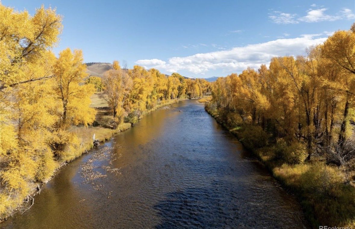 themountainmove's tweet photo. Weekend dreaming time. 

This Colorado ranch sits right on the continental divide and is less than 2hrs from Denver. 

• 1,458 acres hunting & fishing ranch in Middle Park. 
• 5bed/4bath, 6,708 sq ft main lodge + a small hunting lodge. 
• Colorado River frontage + endless game (elk, mule deer, black bear) for hunting. 

Short drive to Rocky Mountian National Park, Winter Park Resort, Steamboat Springs, and Grand Lake. 

You would never run out of things to do here. 

Asking price: $15m

This place is special. Keep working hard!