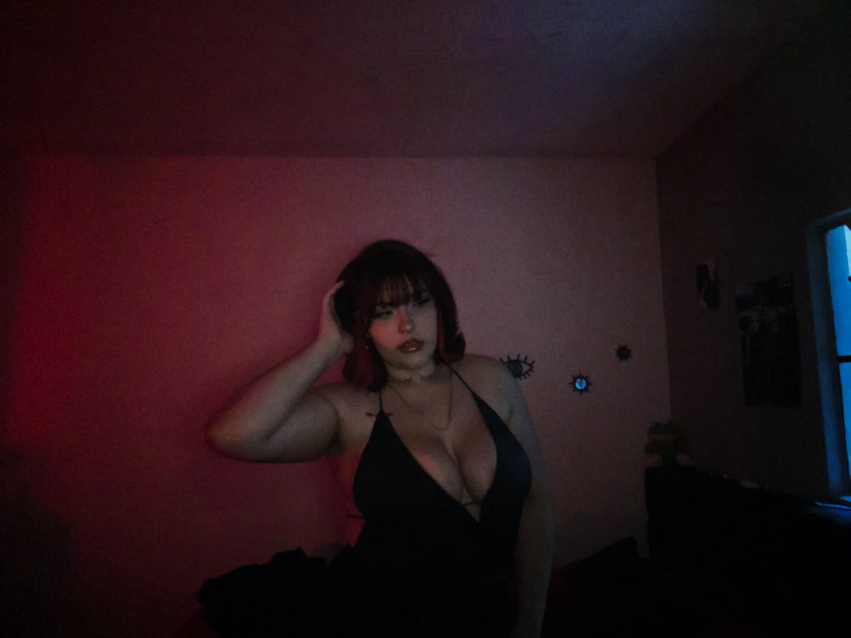 premature_de4th's tweet photo. eu sendo só peituda 

*a luz vermelha pra combinar com lulinha ⭐️ https://t.co/WSJi1ZFKfN
