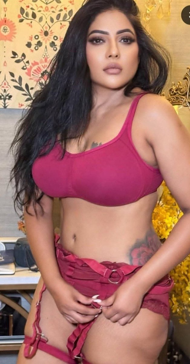 poes_gardener's tweet photo. Reshu momma's movable assets 🥵🫦🤤😋 
🧵 1/n https://t.co/xiin4L01bC