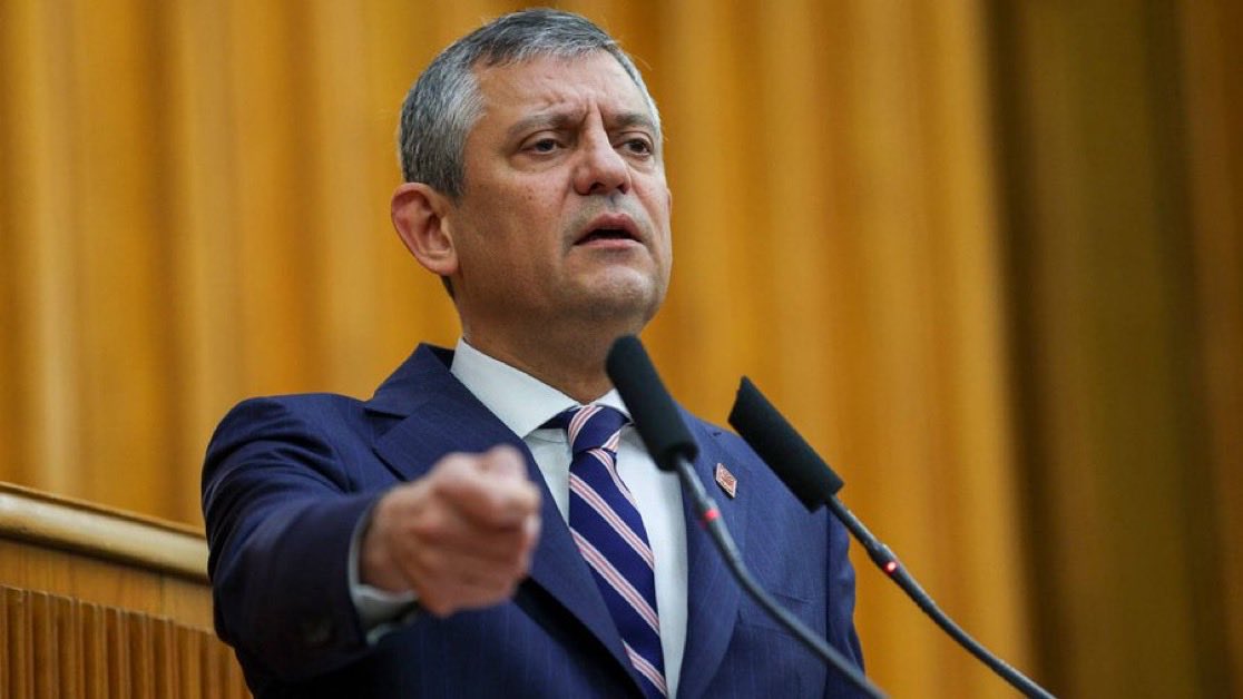 ToplumsalMht203's tweet photo. Özgür Özel, X ve Instagram platformlarına seslendi: 

"İktidar partisinin antidemokratik talepleri üzerine aldığınız kararları yakından takip ediyoruz. 

Unutmayın sizin de Türkiye’deki gücünüz bir avuç iktidar yanlısı muhteristen değil milyonlarca kullanıcınızdan geliyor ve siz bu süreçte yanlış tarafta durmamalısınız. 

Sizleri, bir partinin, tamamen siyasi hırslarla yürüttüğü haksız sansür uygulamalarının parçası olmamaya davet ediyoruz."