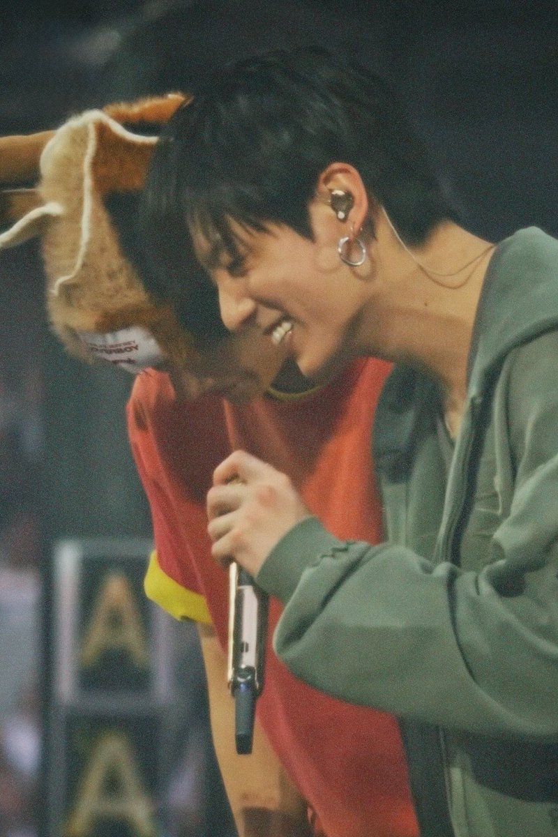 kthjjg's tweet photo. cutie happily bumping heads 🥹 https://t.co/hFZPF1IvAT