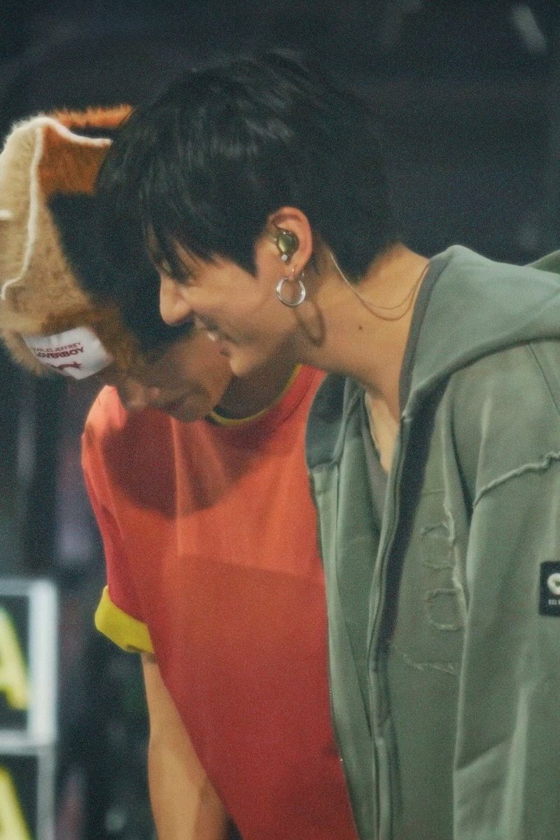 kthjjg's tweet photo. cutie happily bumping heads 🥹 https://t.co/hFZPF1IvAT