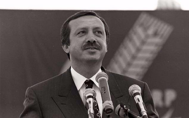 lahzaofficial's tweet photo. Bu dava bir masa, iki sandalyeyle kuruldu.

Reis ömrünü bu davaya adadı, gecesini gündüzüne kattı. Bu davanın içinde olan herkes de ona göre hareket edecek; namuslu, dürüst ve milletin emanetine sahip çıkarak yürüyecek.

Kimse şahsi hesabını davanın önüne koymayacak!

Eğer sosyal medyada dolaşan iddialar doğruysa o hanımefendi bunun hesabını verecek yargımız da gerekeni yapacaktır!