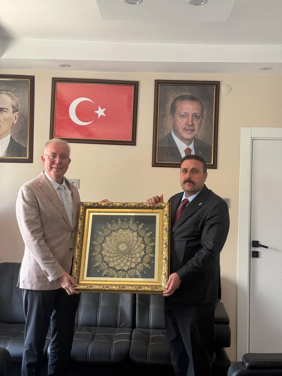 AkEdremit65's tweet photo. Türkiye Yüzyılı Buluşmaları vesilesiyle Edremit İlçe Başkanlığımızı ziyaret eden MKYK Üyemiz Sayın Ahmet Bilal Kıymaz Başkanımızı, 
İlçe Başkanımız Sn. Kenan Öndil'in ev sahipliğinde kadirşinas teşkilat mensuplarımız ile birlikte ağırlamanın mutluluğunu yaşadık. https://t.co/j2piEgKDRQ