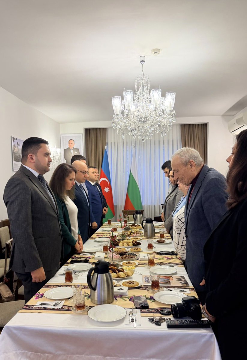 ElmarEMammadov's tweet photo. 🇦🇿 27 Sentyabr – Anım Günü münasibətilə Səfirlikdə keçirilən tədbirdə Bolqarıstanda yaşayan Azərbaycan icmasının üzvləri və tələbələrlə birlikdə Azərbaycanın ərazi bütövlüyü və suverenliyi uğrunda canından keçmiş şəhidlərimizin əziz xatirəsini dərin ehtiramla yad etdik. https://t.co/nb1PnswUQW