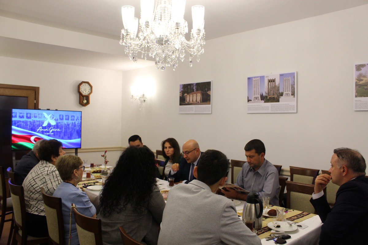 ElmarEMammadov's tweet photo. 🇦🇿 27 Sentyabr – Anım Günü münasibətilə Səfirlikdə keçirilən tədbirdə Bolqarıstanda yaşayan Azərbaycan icmasının üzvləri və tələbələrlə birlikdə Azərbaycanın ərazi bütövlüyü və suverenliyi uğrunda canından keçmiş şəhidlərimizin əziz xatirəsini dərin ehtiramla yad etdik. https://t.co/nb1PnswUQW