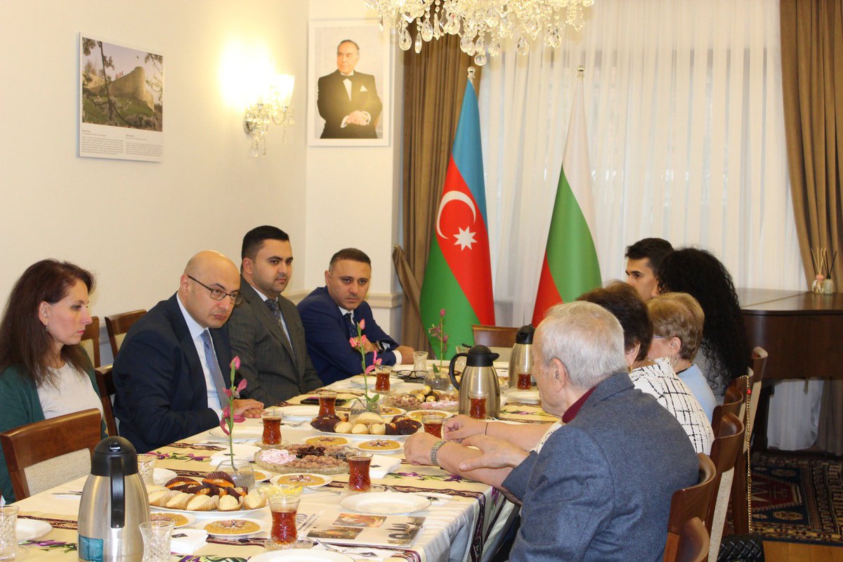 ElmarEMammadov's tweet photo. 🇦🇿 27 Sentyabr – Anım Günü münasibətilə Səfirlikdə keçirilən tədbirdə Bolqarıstanda yaşayan Azərbaycan icmasının üzvləri və tələbələrlə birlikdə Azərbaycanın ərazi bütövlüyü və suverenliyi uğrunda canından keçmiş şəhidlərimizin əziz xatirəsini dərin ehtiramla yad etdik. https://t.co/nb1PnswUQW