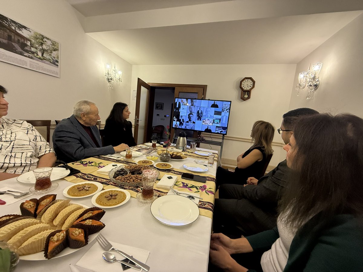 ElmarEMammadov's tweet photo. 🇦🇿 27 Sentyabr – Anım Günü münasibətilə Səfirlikdə keçirilən tədbirdə Bolqarıstanda yaşayan Azərbaycan icmasının üzvləri və tələbələrlə birlikdə Azərbaycanın ərazi bütövlüyü və suverenliyi uğrunda canından keçmiş şəhidlərimizin əziz xatirəsini dərin ehtiramla yad etdik. https://t.co/nb1PnswUQW