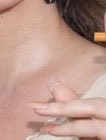 cinnamxnbitch's tweet photo. ella cortando el cigarro de la foto joder me estoy meando https://t.co/n5LwoEFydS