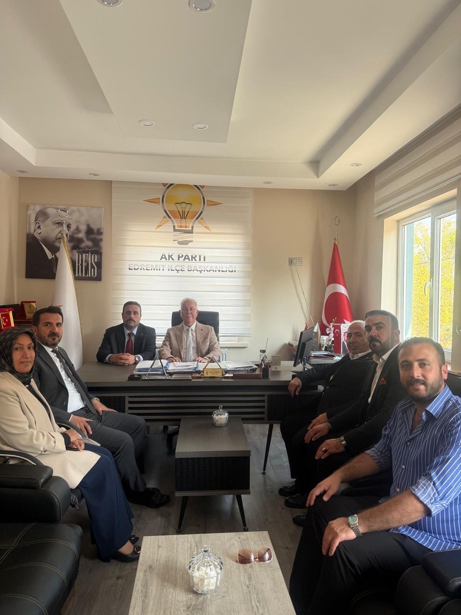 AkEdremit65's tweet photo. Türkiye Yüzyılı Buluşmaları vesilesiyle Edremit İlçe Başkanlığımızı ziyaret eden MKYK Üyemiz Sayın Ahmet Bilal Kıymaz Başkanımızı, 
İlçe Başkanımız Sn. Kenan Öndil'in ev sahipliğinde kadirşinas teşkilat mensuplarımız ile birlikte ağırlamanın mutluluğunu yaşadık. https://t.co/j2piEgKDRQ