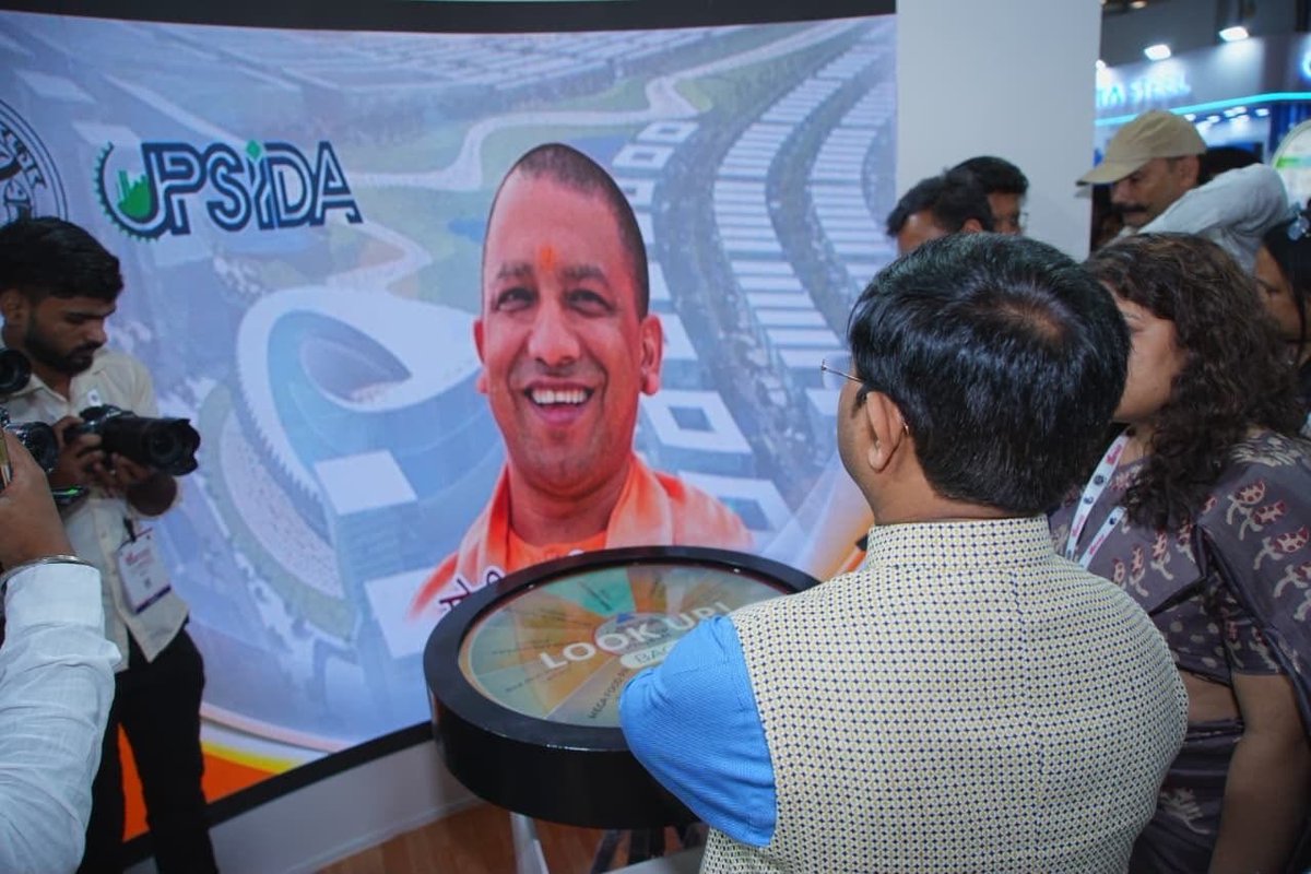 UPSIDA's tweet photo. Hon’ble Minister Shri Nand Gopal Gupta ‘Nandi’ visited UPSIDA Pavilion at #UPITS2026 and interacted with senior UPSIDA officials, exploring the industrial opportunities and initiatives showcased at the pavilion.
#UPSIDA #UPITS2026 #UttarPradesh https://t.co/h3hk4E1H1s