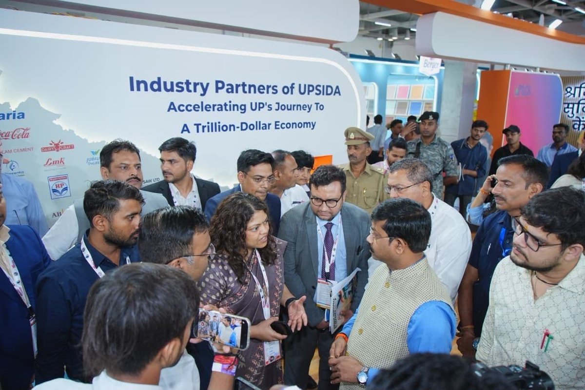 UPSIDA's tweet photo. Hon’ble Minister Shri Nand Gopal Gupta ‘Nandi’ visited UPSIDA Pavilion at #UPITS2026 and interacted with senior UPSIDA officials, exploring the industrial opportunities and initiatives showcased at the pavilion.
#UPSIDA #UPITS2026 #UttarPradesh https://t.co/h3hk4E1H1s