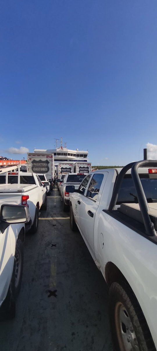 CFEmx's tweet photo. Coordinación y compromiso para responder ante el paso del #HuracánPolo. 👷‍♀️👷‍♂️💡 https://t.co/cpdJQGmJv2