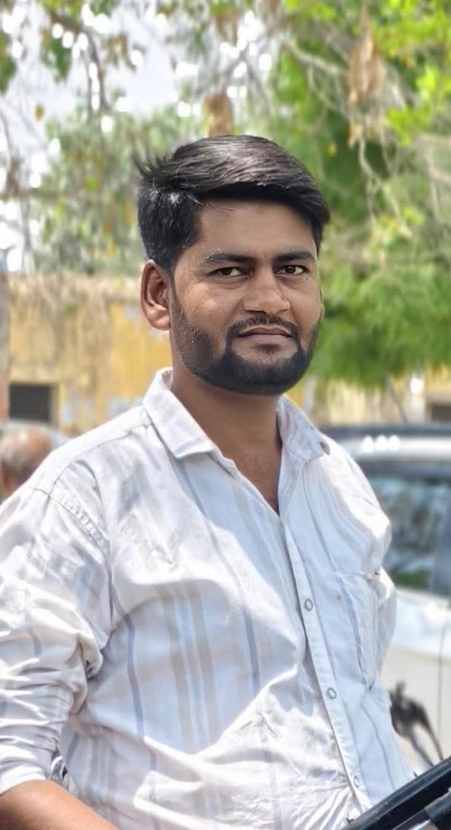 IAMRAJSHEKHAWAT's tweet photo. क्षत्रिय करणी सेना के वीर सैनिकों के नाम संदेश

आगरा राज्यसभा सांसद के कायर हमलावरों पर क्रॉस FIR दर्ज।

आगरा में सपा सांसद द्वारा महाराणा सांगा जी के संबंध में की गई कथित आपत्तिजनक बयानबाजी के विरोध में क्षत्रिय करणी सेना के कार्यकर्ताओं ने उनके आवास का घेराव किया था। इस दौरान छत से किए गए पथराव में कई करणी सैनिक घायल हुए।

इसके बाद सपा सांसद के पुत्र द्वारा करणी सैनिकों के विरुद्ध कथित रूप से झूठा SC/ST मुकदमा दर्ज कराया गया। मैं स्पष्ट शब्दों में कहना चाहता हूँ कि इस मुकदमे में फँसा कोई भी करणी सैनिक स्वयं को अकेला न समझे। क्षत्रिय करणी सेना कल भी अपने सैनिकों के साथ खड़ी थी, आज भी खड़ी है और भविष्य में भी खड़ी रहेगी।

मैं दीपक सिसोदिया उर्फ़ छोटे ठाकुर एवं अन्य साथियों का हृदय से आभार व्यक्त करता हूँ, जिन्होंने मुकदमे में फँसे सभी युवाओं के लिए लगातार प्रभावी पैरवी की और क्रॉस FIR दर्ज करवाने में महत्वपूर्ण भूमिका निभाई।

मुझे गर्व है कि क्षत्रिय करणी सेना के वीर सैनिकों ने ऐसे कठिन समय में घुटने टेकने के बजाय संघर्ष करना उचित समझा और अपने स्वाभिमान के लिए डटे रहे।

यदि आवश्यकता पड़ी, तो 12 अप्रैल को आगरा में हुए घटनाक्रम की पुनरावृत्ति के संदर्भ में हम न्याय और अपने साथियों के सम्मान की लड़ाई लोकतांत्रिक एवं कानूनी तरीके से आगे बढ़ाएँगे।

जय भवानी! जय क्षत्रिय करणी सेना!

@timesofindia @IndiaToday @htTweets @ABPNews
@aajtak @ndtvindia
@DainikBhaskar @the_hindu
@ANI

#kshatriykarnisena #karnisena #rajshekhawat #RanaSanga #RamjiLalSuman