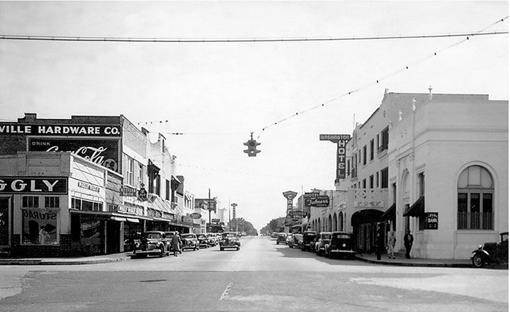 TalkOTitusville's tweet photo. Downtown Titusville, 1930s.
#TalkOfTitusville #TitusvilleHistory #DowntownTitusville #OldFlorida #FloridaHistory https://t.co/eCFO4zoYU2