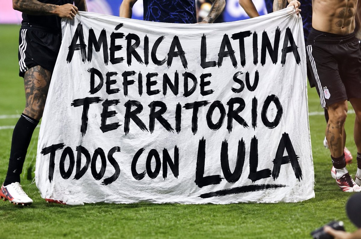 natalita0333's tweet photo. "Quieren quitarnos el río
Y también la playa.
Quieren las tierras raras
Y que la gente se vaya.

🇧🇷 No sueltes la bandera
Y no la dejes ir.
No quiero que hagan contigo
Lo que hacen por ahí".

#LULAPRESIDENTE2026 
#BoraLula #BoraBrasil 
#LULABRASILSOBERANO #Brasil https://t.co/cYVDXZ84rM