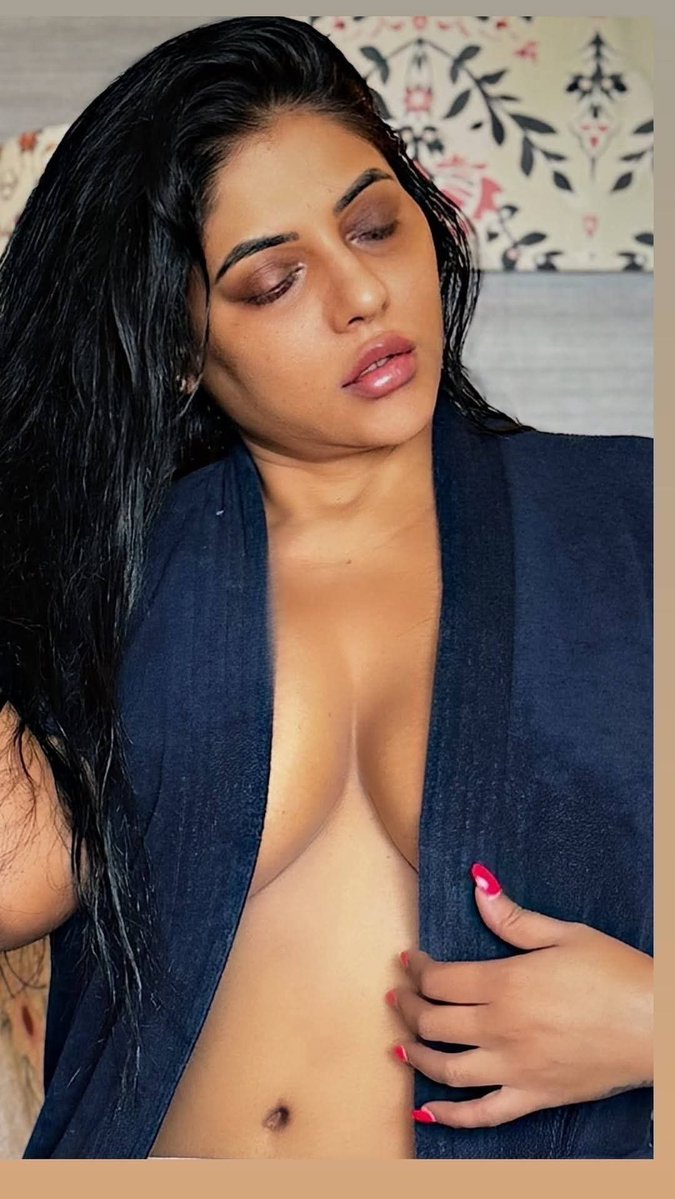 poes_gardener's tweet photo. Reshu momma's movable assets 🥵🫦🤤😋 
🧵 1/n https://t.co/xiin4L01bC