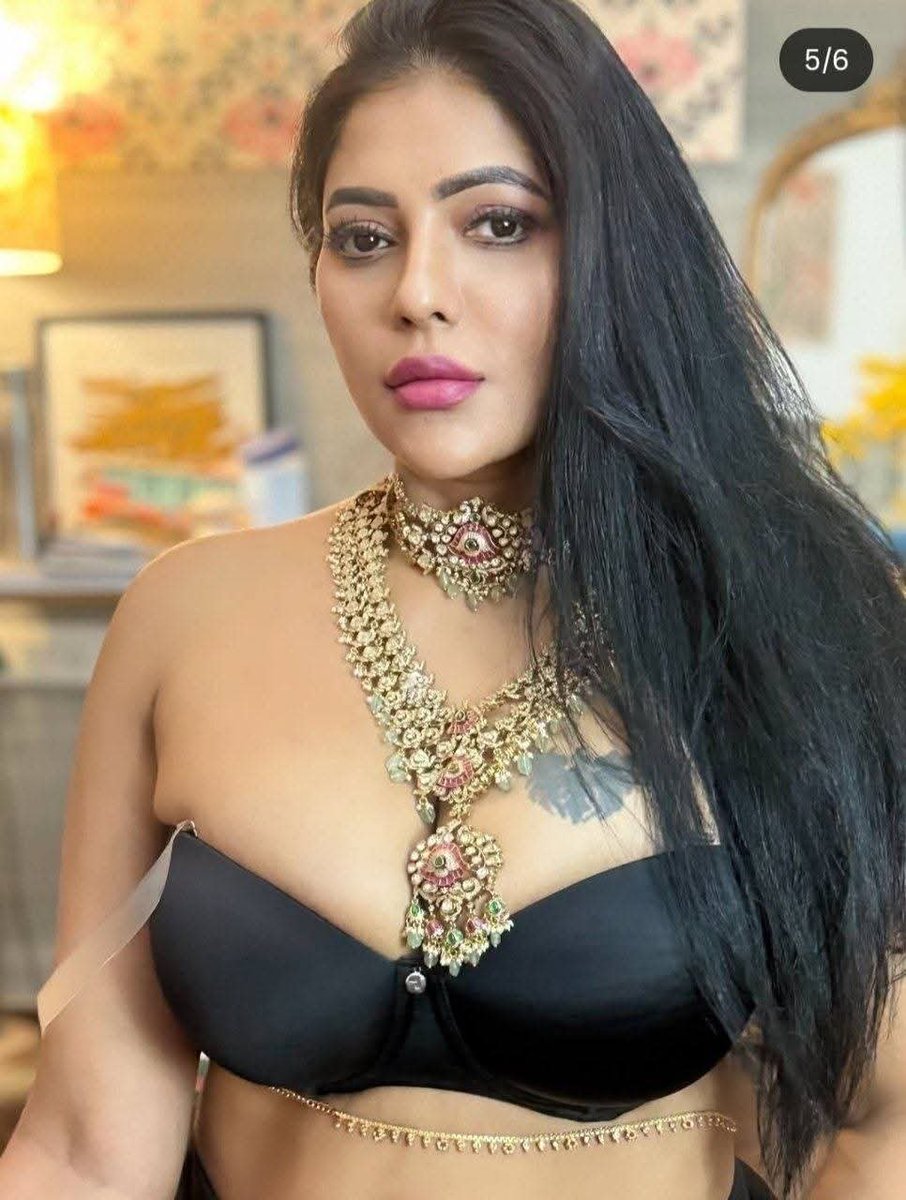 poes_gardener's tweet photo. Reshu momma's movable assets 🥵🫦🤤😋 
🧵 1/n https://t.co/xiin4L01bC