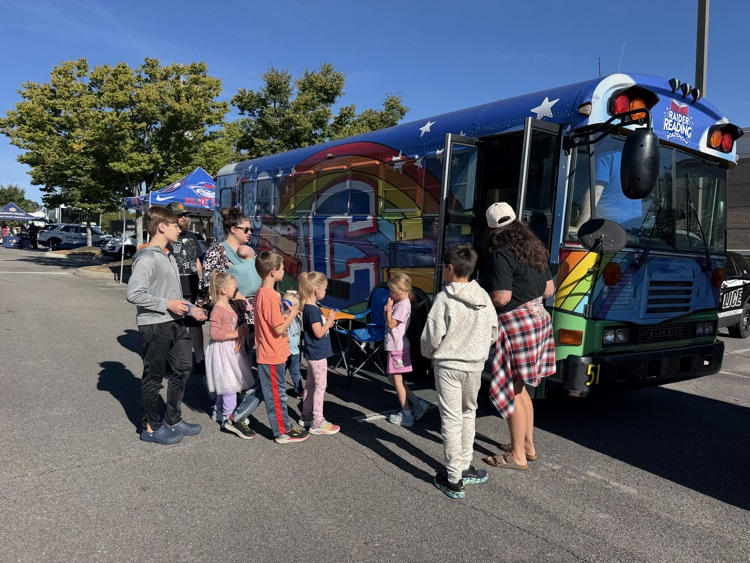 clevecityschool's tweet photo. Books, buses and lots of smiles at Safety Fest! 📚💙 Kids picked out books aboard our Raider Reading Roadshow and toured a CCS school bus. Thanks to everyone who stopped by! #BuildingChampions #BuildingCommunity #ChooseCleveland https://t.co/EVrUWuoCrl